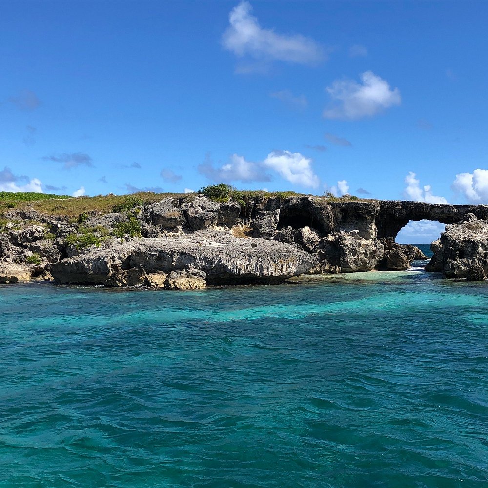 Secret beaches in Antigua and Barbuda - Hells Gate